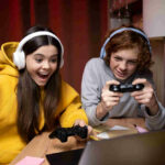 jovens aproveitando os jogos para se divertir online