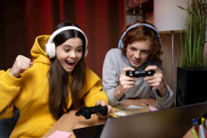 jovens aproveitando os jogos para se divertir online