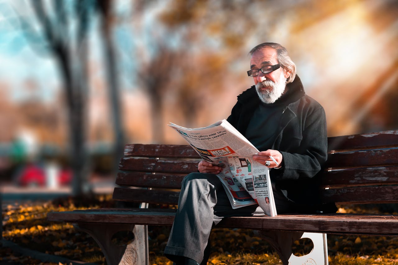 homem lendo noticias